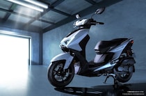 【ヤマハの大本命原付二種】攻めたデザイン、軽快な走りが半端ない！新型「CYGNUS X」登場＆限定800台のR1Mカラーも