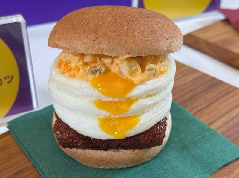 とろ～りトリプル月見和風カツバーガーこぼれタルタル
