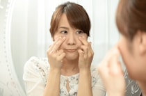目の下のクマは老化が原因？改善方法とは