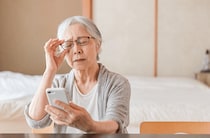 スマホや本が見えにくくなったら