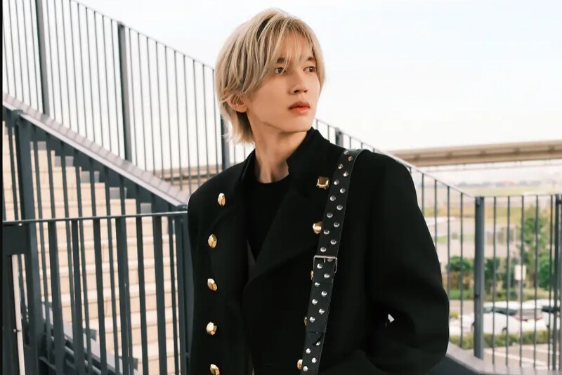 道枝駿佑(なにわ男子)パリへ出発! 『ヴァレンティノ』 【最新ルック&アクセサリー】をまとい…