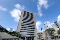 女性のスカート内『約50回盗撮』　市立小学校教諭(60)懲戒免職　「駅や電車内、店舗で…」