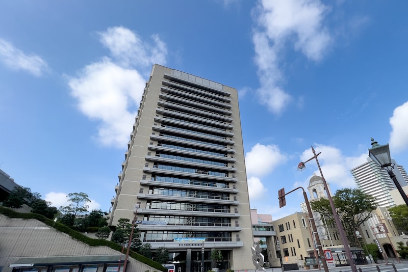 女性のスカート内『約50回盗撮』　市立小学校教諭(60)懲戒免職　「駅や電車内、店舗で…」