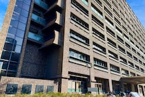 『女性のスカート内』盗撮【数百回】　男性教諭(47)懲戒免職　駅で「現金盗んだ」女性教諭(25)も処分…