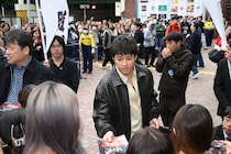 山田裕貴×佐藤二朗【新宿でゲリラチラシ配り】　映画『爆弾』　山田「今年とんでもない衝撃を生む作品になる…」