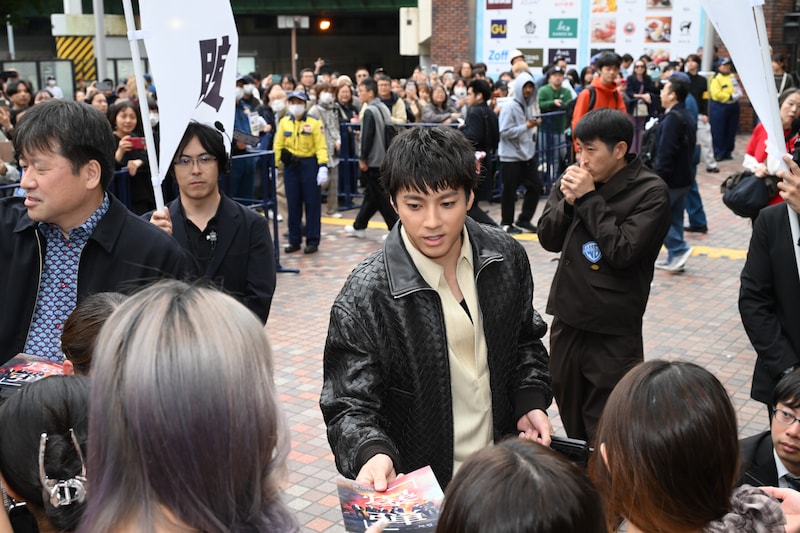 山田裕貴×佐藤二朗【新宿でゲリラチラシ配り】　映画『爆弾』　山田「今年とんでもない衝撃を生む作品になる…」