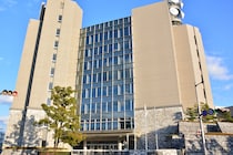 【住宅に不法侵入】・2時間半『窓からのぞき』　中学校教諭(28)逮捕　現場には「教え子」が住んでいた…