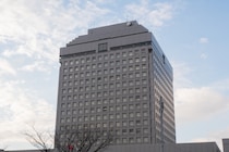 『女性のスカート内盗撮』被害女性に捕まる　県立学校教諭(44)懲戒免職　教諭は「どんな下着を着けているのか…」