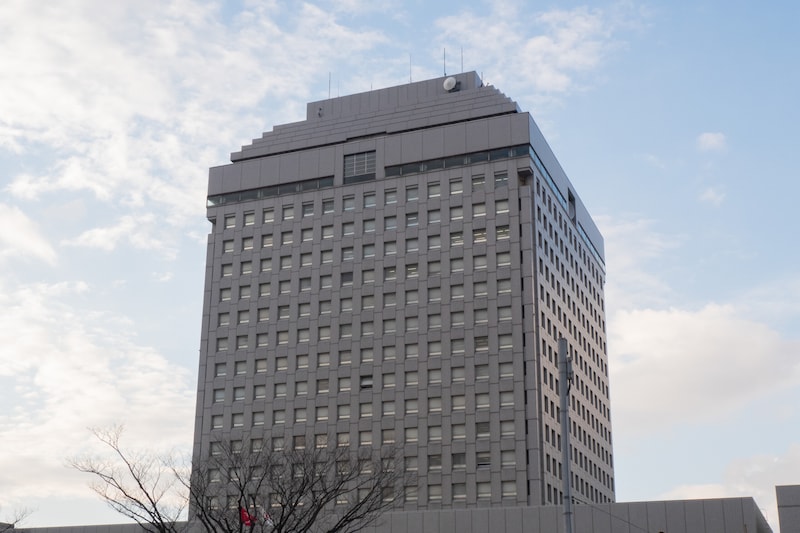 『女性のスカート内盗撮』被害女性に捕まる　県立学校教諭(44)懲戒免職　教諭は「どんな下着を着けているのか…」