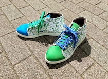 ファミマカラーの限定スニーカー270名に！11月買い物で当選チャンス