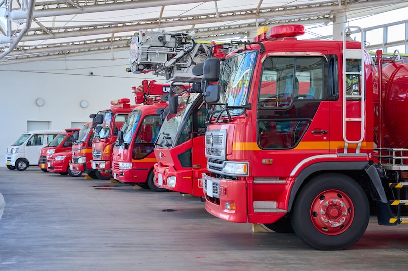 女性消防士(21)検挙 『酒気帯び運転&当て逃げ』 一緒に【飲酒・同乗】した男性消防士(24)も…