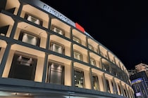 『HKT48』スタッフなど・男女2人刺される　刺した【小太りの男】逃走　いきなり「無言で襲う」