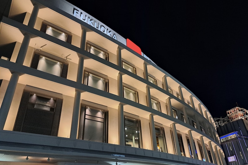 『HKT48』スタッフなど・男女2人刺される　刺した【小太りの男】逃走　いきなり「無言で襲う」