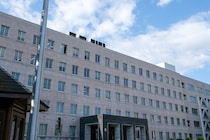 アパート廊下で『女性に1時間・性的暴行』　市立中学校教諭(35)懲戒免職　被害女性から【現金60万円も盗む…】