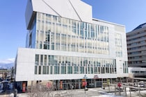 『ウイスキー4杯』飲んで運転【信号機に激突】　高校教諭(53)懲戒免職　教諭は「運転代行の金をケチってしまった…」