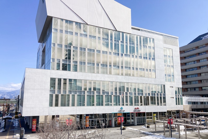 『ウイスキー4杯』飲んで運転【信号機に激突】　高校教諭(53)懲戒免職　教諭は「運転代行の金をケチってしまった…」