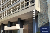 女子生徒の「スカート内・何度も盗撮」、電車内で【女性を繰り返し撮影】、スーパーで万引きなど…　「4人の教諭」を懲戒処分