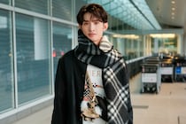 向井康⼆(Snow Man) ロンドンへ出発！　【バーバリー 2026春夏コレクション】を纏い…　羽田空港に登場！！