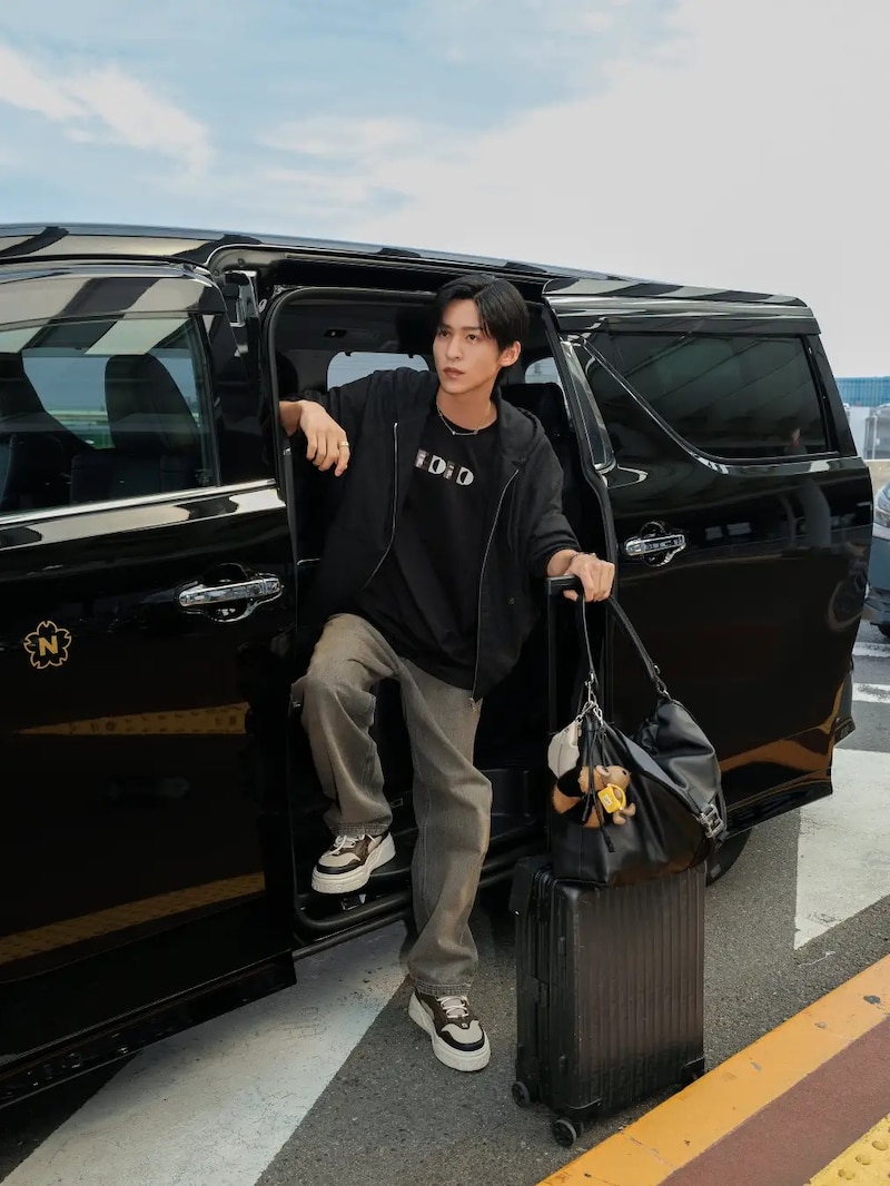 目黒蓮(Snow Man)ミラノへ出発! 【フェンディ(FENDI)】を纏って… 「成田国際空港」に登場!!