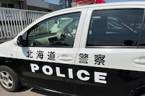 駐車場から『軽自動車』盗む　小学校教諭(24)逮捕　自宅近くの海岸に【車を放置】