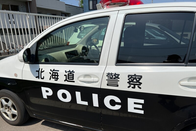 駐車場から『軽自動車』盗む　小学校教諭(24)逮捕　自宅近くの海岸に【車を放置】