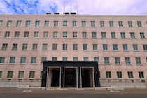 『女子生徒＆女性6人』スカート内盗撮、【児童の作品破る・ストーブ蹴飛ばす・同僚教師を暴行】など…　3人の教諭を懲戒処分