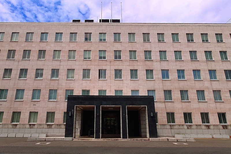 『女子生徒&女性6人』スカート内盗撮、【児童の作品破る・ストーブ蹴飛ばす・同僚教師を暴行】など… 3人の教諭を懲戒処分