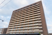 勤務中に『アダルトビデオ』鑑賞　市立中学校教諭(54)懲戒処分　黒板に「性的メッセージ」も写す…