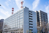 女子更衣室の合鍵作り『生徒十数人』盗撮　中学校教師(32)逮捕　教師は「転勤しても盗撮できるように…」