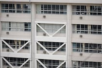 生徒を『床に引き倒す』暴行　中学校教師(60代)懲戒処分　教師は「同じ質問をするので腹が立った」