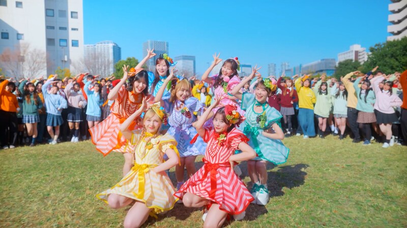 FRUITS ZIPPER、ファン390人と大迫力“ミックスダンス”！『果汁グミ』新WEB CMで人文字に初挑戦