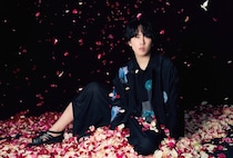 宮舘涼太(Snow Man)登場！　3/31(火)発売『FRaU MOOK JAXURY 2026』　「250本のバラ」の花びらが渦巻いて舞う…