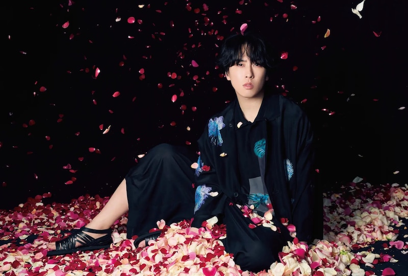 宮舘涼太(Snow Man)登場! 3/31(火)発売『FRaU MOOK JAXURY 2026』 「250本のバラ」の花びらが渦巻いて舞う…