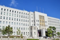 路上で『女子高生にわいせつ行為』、【女性の下着・10回以上盗撮】など…　「大阪府教職員18人」処分