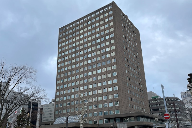 生徒の胸ぐらつかみ『恫喝』、女子生徒に「放課後、会いませんか？」など…　【札幌市教職員4人】懲戒処分