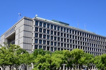 『女性従業員の裸』を【複数回盗撮】　市立中学校教師(26)懲戒免職　「カバンにスマホ」を仕込み…