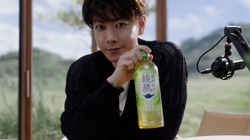 佐藤健 出演！　【綾鷹】新CM『お茶、しよっか。自宅』篇公開！！　宇多田ヒカルの新曲「パッパパラダイス」とともに…