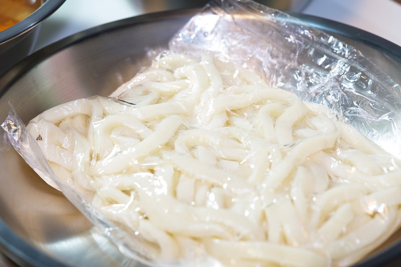 計823人分『給食のソフト麺』届かず… 給食開始も【1時間以上遅れ】 市教委は「配達員が体調不良」