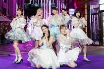 ME:I、デビュー2周年を赤坂のイルミで祝福！初の点灯式で「Galaxyファッション」披露＆サプライズライブ