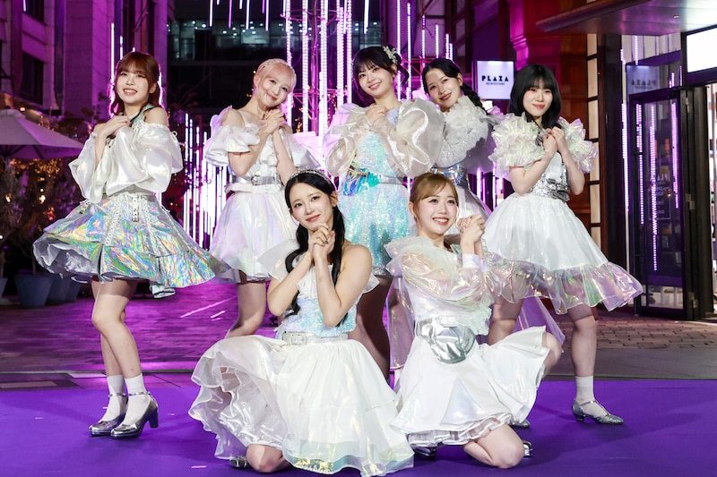 ME:I、デビュー2周年を赤坂のイルミで祝福！初の点灯式で「Galaxyファッション」披露＆サプライズライブ