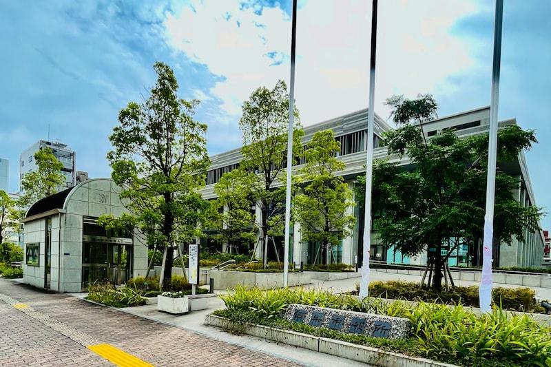 脱衣所で『女性の裸』盗撮　市役所職員(25)逮捕　被害者が【動画撮影中のスマホ】発見…
