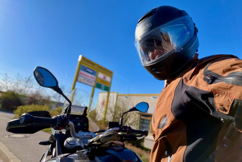 アウトバーンを190km/hで走って、Cardoのサウンドヘルメット『Beyond』を体験!