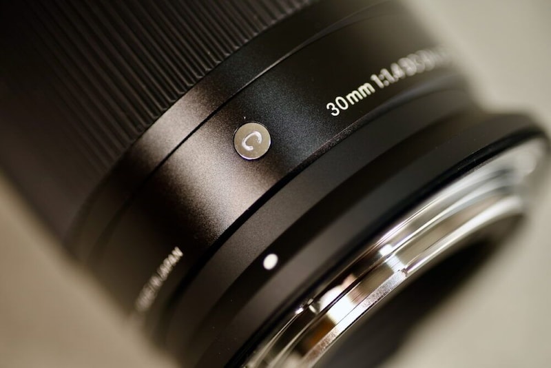 RFマウント初の社外レンズ。シグマ30mm F1.4 DC DNが、RFマウントAPS-Cの価値を上げる