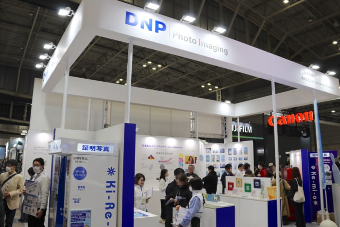 カメラ・関連機器の展示会「CP+2026」でDNPフォトイメージングジャパンが提供する“写真プリントの価値”とは