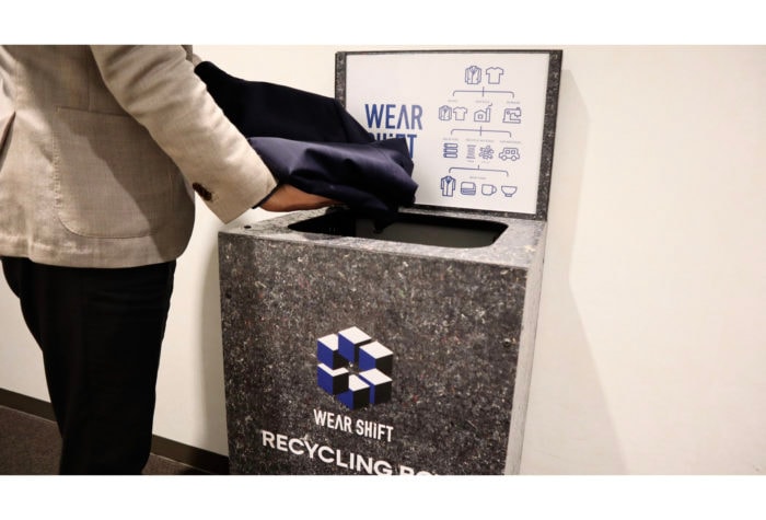 青山商事が店頭で回収したスーツ(裏地など)のポリエステルを再利用した「ウエアシフトスーツ」を発売