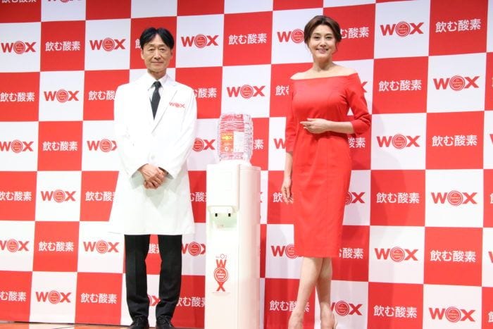 酸素補給水『WOX』を愛用する藤原紀香の美と健康の秘訣とは