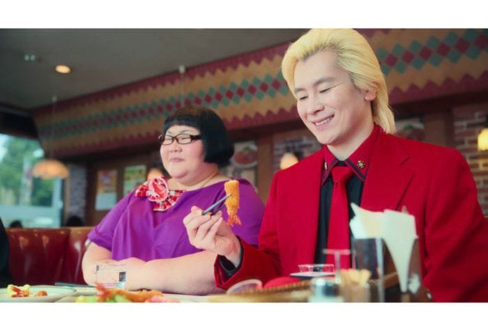 メイプル超合金が出演するニチレイフーズのCMシリーズ・ニチレポ第3弾「お店のえびフライ篇」が公開