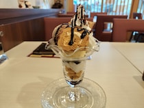 ロールケーキがチャームポイント!可愛らしいサイズのパフェを食べてみた!『さんぽ路』~大崎市古川~