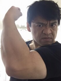 パワー系アクション俳優の大東賢監督と読売新聞の記者ら、３社の新聞記者が会見、第３回丹波国際映画祭、アクション映画「～運送ドラゴン～パワード人間バトルクーリエ」グランプリ賞