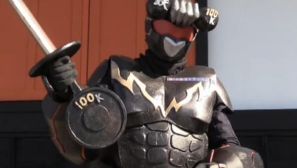 パワードスーツのクーリエは、単なる装備ではない、主人公 美剣疾風の相棒だ！パワー系アクション俳優 大東賢監督作品アクション映画「～運送ドラゴン～パワード人間バトルクーリエ」